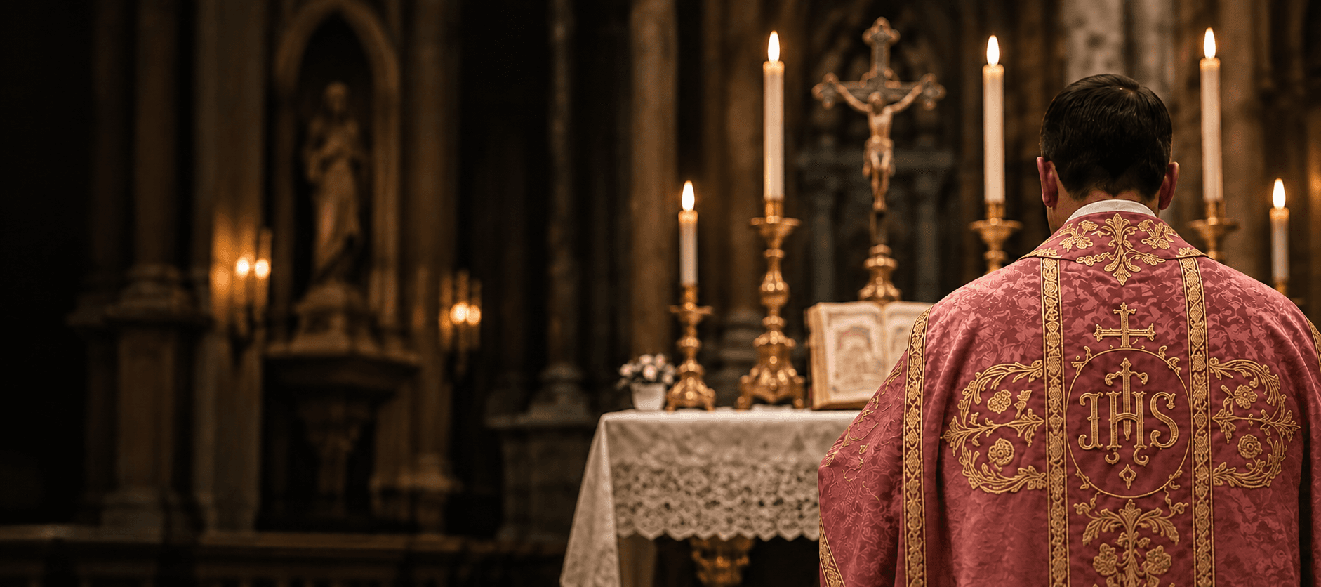 Altar de igreja católica com toalha de renda e castiçais acesos