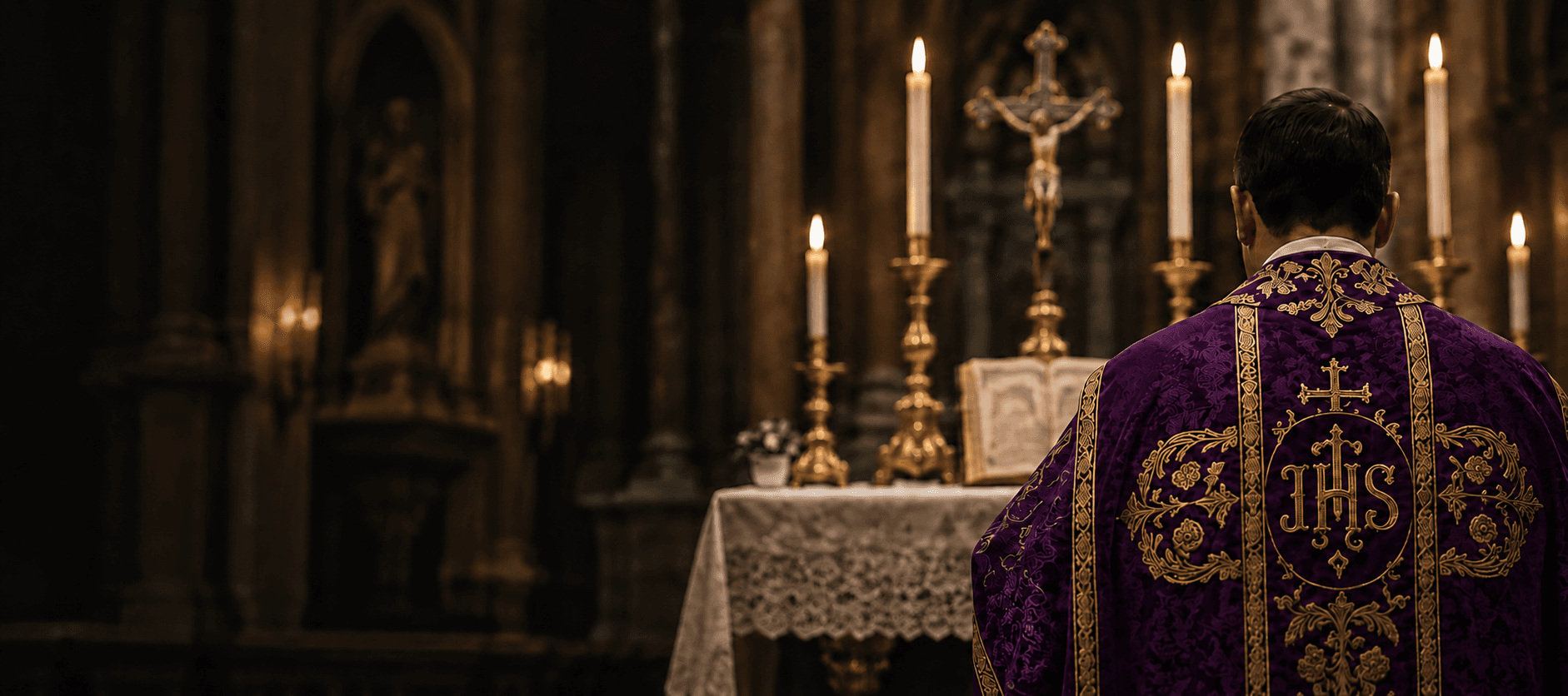 Altar de igreja católica com toalha de renda e castiçais acesos